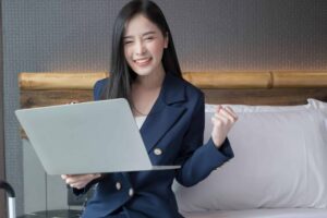 การใช้สื่อสังคมในการหางานปัจจุบันด้วยความสามารถจบ 9 ออนไลน์?